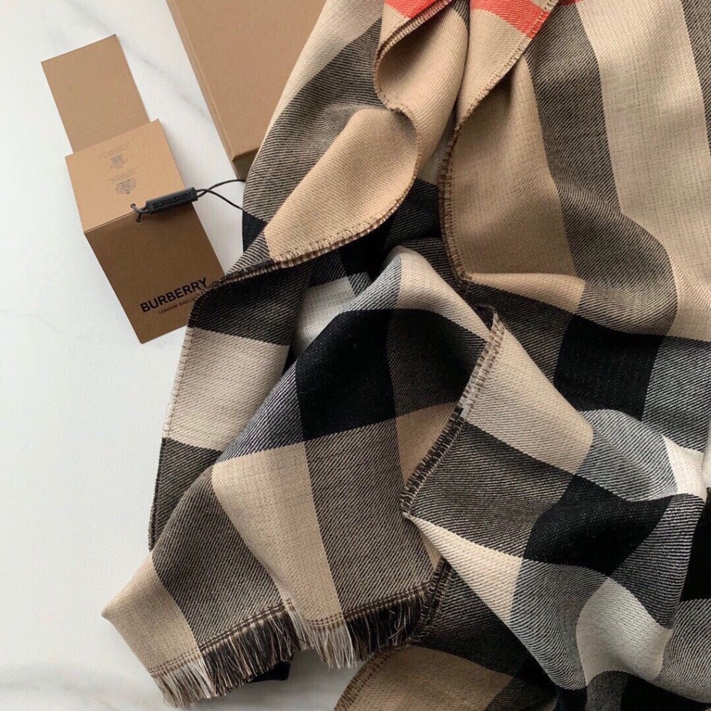 Burberry Women’s Shawl - Picture 2 of 4